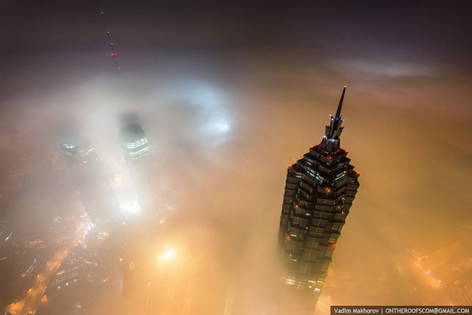 Stunning-photos-taken-by-the-two-Russian-daredevils-atop-Shanghai-1