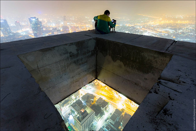Stunning-photos-taken-by-the-two-Russian-daredevils-atop-Shanghai-5